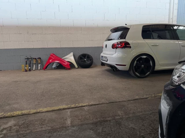 Wenn das eigene Auto für den See nicht fertig wird, muss das Auto der Frau herhalten. Mal eben noch schnell umbauen. #Vw #Volkswagen #Gti #edition #gepfeffert #srstec #tomason #Wörthersee #lastminute