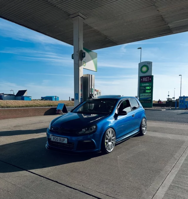 Grabbed some beers, came out from the station.. looked pretty cool in the light, so had to snap it.. 📸 

#r20 #bup #risingblue #vw #vwgolf6r #vwgolfgti #vwgolfr32 #headturnerscarclub #vagsocietyuk #xclusiveautomotive #loweredlifestyle #petrolhead #turbo #modifiedcarscene #carsofinstagram #slammed #vwperfomance #dassociety #maxton #srstec #trc #hothatch #vwlovers #vwbuddies #vwbuilds #builtnotbrought #racecar #motorsport #letsgofast