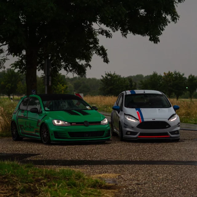 Regen auf der Windschutzscheibe doch ich seh klar.
Zwei Maschinen, ein Moment.
Wenn der Regen kommt wird alles echt. Keine Show, nur Leidenschaft. 🌧️🚗

➖➖➖➖➖➖➖➖➖➖➖➖➖➖➖➖ ➖ 
Photo📸by mr.mk7_gti 

➖➖➖➖➖➖➖➖➖➖➖➖➖➖➖➖ 

LIKE❤️
COMMENT📝
FOLLOW👥

➖➖➖➖➖➖➖➖➖➖➖➖➖➖➖➖
📸: Sony Alpha 5000

➖➖➖➖➖➖➖➖➖➖➖➖➖➖➖➖
Partner: 

➖➖➖➖➖➖➖➖➖➖➖➖➖➖➖➖

#Golf #Gti #Golf7Gti #volkswagen #policegreen #piepercross #hgmotorsport #ultrawheels #clean #streetphotography #sonyalpha #grail #gepfeffert #carlove #ea888 #finestselection
#sony #riegertuning #maxtondesign #carphotography #racing #legal #brembo #ravenolmotorsport #srstec