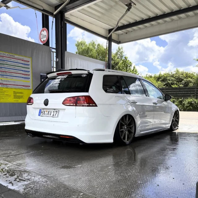 Schönen Dienstag euch ✌🏼🤍

#vw#girl#cargirl#golf7variant#vwgirl#mk7airvariant#foxed#foxedcrew#foxedgirls#carsofcare#foxedcare#foxsupportfox#richtigefrauenstehenaufautos#gasolinas#grlpwr#lowladies#vagkids#carwomen#vwlovers#nullbarairandstatic#luftfahrwerk#airsuspension#maxtondesign#srstec#ladylike💎 
____________________________________
Werbung wegen Namensnennung