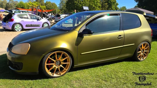 Thanks to troublemakers.tuningclub for this Picture😍🫶

——————————————————
Umbauten:
srstec 
friedrichmotorsport 
hrspezialfedern 
werk2_automotive 
riegertuning.de 
maxtondesign_germany 
ingonoaktuning 

Wrapping by scheibentoenung_hohenlohe 
——————————————————
Crews:
endlesscrewbw 
the_roadrunners2022
——————————————————
Hashtags:
#hrspezialfedern #riegertuning #friedrichmotorsport #vwgolf #carcommunity #golf5gti #volkswagen #tuning #static #mycar #carsofinstagram #maxtondesign #ingonoak #srstec #werk2