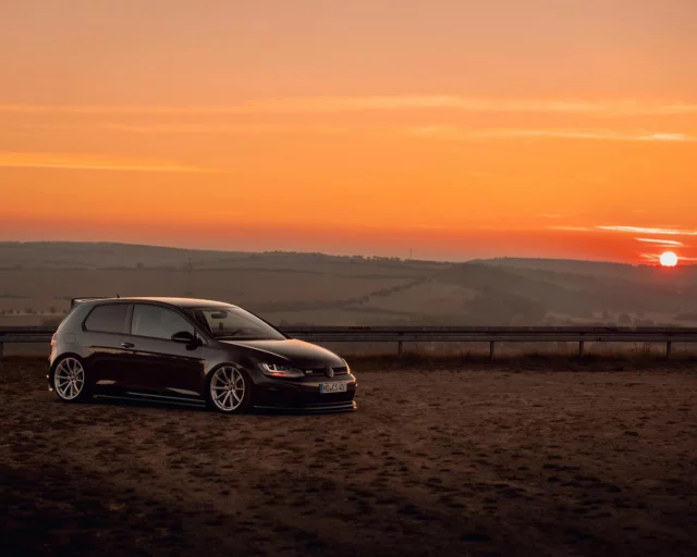 Nur die Titanik liegt tiefer als mein Golf.

Schönes Wochenende 🫶🏼🩶💎

📸 martin_media.jpg 

#VW #mk7gti #volkswagen #airride #fitment #19zoll #hgmotorsport #billstein #airliftperformace #milltek #carbongrey #nullbar #srstec #lifeonair 
#tiefenliebe #tiefenentspannt
#nullbar #fitmentgang #cleanasfuck #CarLifestyle #CarPhotography #Stance #GermanEngineering #InstaCar #CarLove #GoldenHour #SunsetVibes #SkyOnFire #autumnvibes🍁 #autumncolors🍁 #SunsetLovers