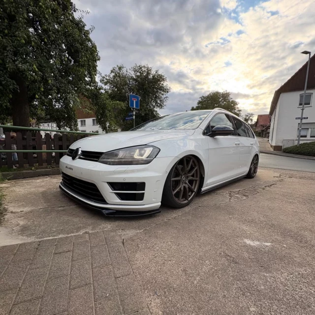 Schönen Start in die neue Woche 🤍

#vw#girl#cargirl#golf7variant#vwgirl#mk7airvariant#foxed#foxedcrew#foxedwomen#carsofcare#foxedcare#foxsupportfox#richtigefrauenstehenaufautos#gasolinas#grlpwr#lowladies#vagkids#carwomen#vwlovers#nullbarairandstatic#luftfahrwerk#airsuspension#maxtondesign#srstec#ladylike💎 
____________________________________
Werbung wegen Namensnennung