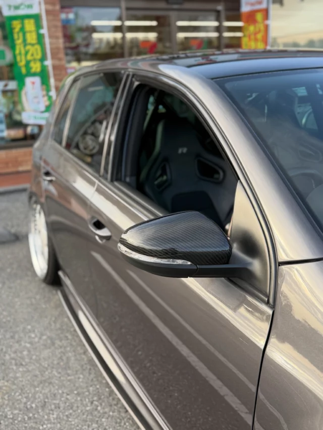 ドアミラーのリベンジ

ＬＭのカーボンディスクに合わせて車全体のバランスを考慮しつつ、少しだけワンポイントが欲しいなと考えてたところ、たまたま近隣の中古パーツ屋に新品未使用のオートスタイル製のカーボンカバーが売っていたので購入。

ゴルフに乗り始めた１０年以上前に横浜のマニアなんちゃらで全く同じ物を一度購入したが、当時の自分にはフィッティングが悪すぎてゴミになって捨てた。

商品のフィッティングが悪いのを分かっていて購入した経緯はフィッティングが悪いのであれば加工すれば良いと思い、純正の土台側をニッパーで切って削って無理矢理装着。

同時にこの手の商品はキワからクリア塗膜とカーボンが剥離してくるのが経験上分かっていたのであらかじめ先手を打った。

#mk6 #mk6r #srstec #gepfeffert #bbslm